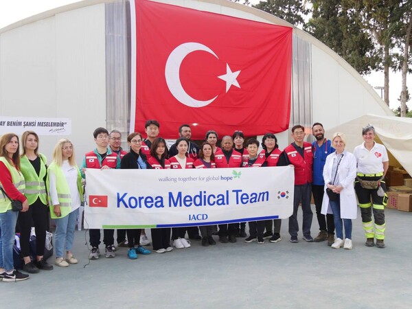 The Third “Operation Mercy” Medical Relief Team gathered in front of the Iskenderun Field Hospital 
